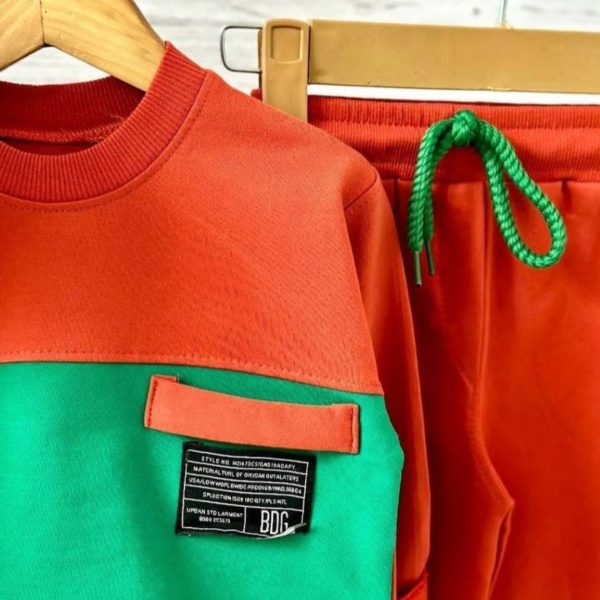 👕 ست بلوز و شلوار اسپرت بچگانه در دو رنگ جذاب، مناسب برای لباس عید دخترانه و پسرانه 🎉✨ جنس نرم و راحت از پنبه لاکرا‌دار، همراه با استیکرهای فانتزی کودکانه 🧸🌟 یک انتخاب شیک و ایده‌آل برای استایل متفاوت کودکان 💖👶 #لباس_بچگانه #مد_کودک #عید