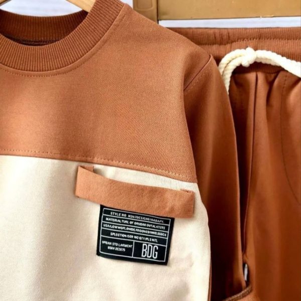 👕 ست بلوز و شلوار اسپرت بچگانه در دو رنگ جذاب، مناسب برای لباس عید دخترانه و پسرانه 🎉✨ جنس نرم و راحت از پنبه لاکرا‌دار، همراه با استیکرهای فانتزی کودکانه 🧸🌟 یک انتخاب شیک و ایده‌آل برای استایل متفاوت کودکان 💖👶 #لباس_بچگانه #مد_کودک #عید