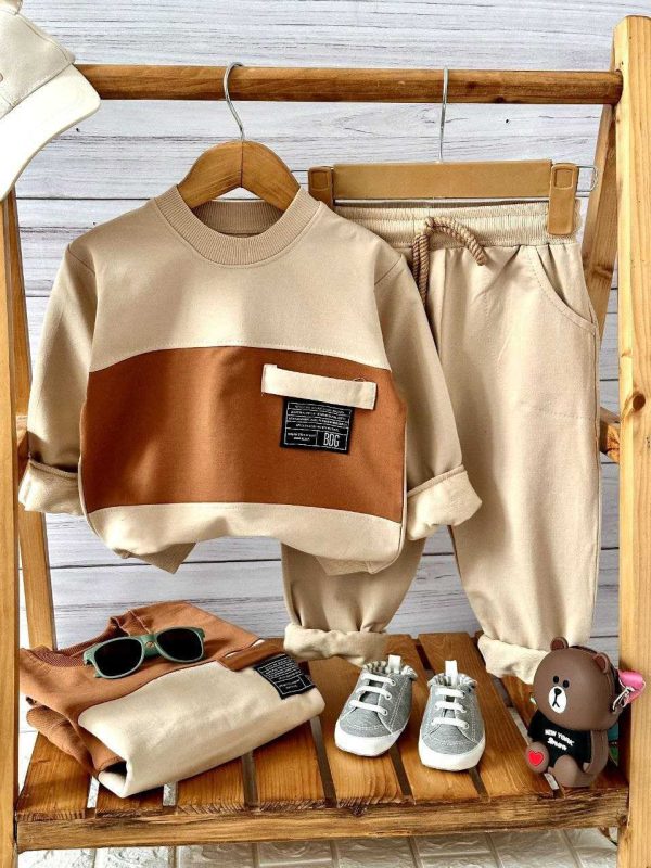 👕 ست بلوز و شلوار اسپرت بچگانه در دو رنگ جذاب، مناسب برای لباس عید دخترانه و پسرانه 🎉✨ جنس نرم و راحت از پنبه لاکرا‌دار، همراه با استیکرهای فانتزی کودکانه 🧸🌟 یک انتخاب شیک و ایده‌آل برای استایل متفاوت کودکان 💖👶 #لباس_بچگانه #مد_کودک #عید