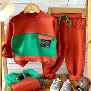👕 ست بلوز و شلوار اسپرت بچگانه در دو رنگ جذاب، مناسب برای لباس عید دخترانه و پسرانه 🎉✨ جنس نرم و راحت از پنبه لاکرا‌دار، همراه با استیکرهای فانتزی کودکانه 🧸🌟 یک انتخاب شیک و ایده‌آل برای استایل متفاوت کودکان 💖👶 #لباس_بچگانه #مد_کودک #عید