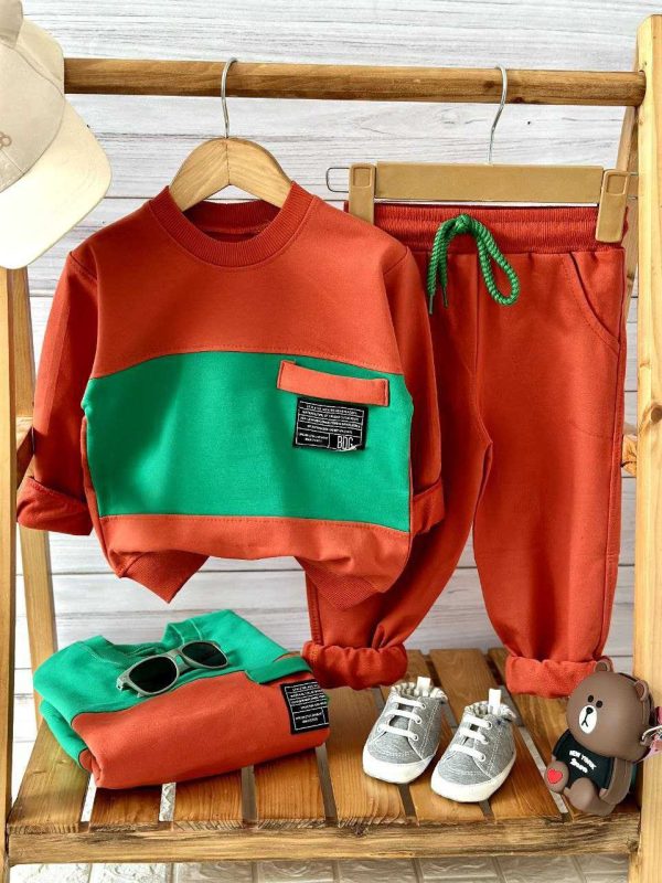 👕 ست بلوز و شلوار اسپرت بچگانه در دو رنگ جذاب، مناسب برای لباس عید دخترانه و پسرانه 🎉✨ جنس نرم و راحت از پنبه لاکرا‌دار، همراه با استیکرهای فانتزی کودکانه 🧸🌟 یک انتخاب شیک و ایده‌آل برای استایل متفاوت کودکان 💖👶 #لباس_بچگانه #مد_کودک #عید