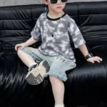 ست تیشرت نخ پنبه خاکستری طرح‌دار و شلوارک جین آبی پسرانه اسپرت، مناسب سنین ۲ تا ۹ سال