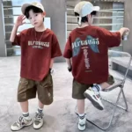 ست تیشرت و شلوارک اسپرت پسرانه با تیشرت زرشکی و شلوارک کرمی، مناسب تابستان، مناسب سنین ۴ تا ۱۲ سال
