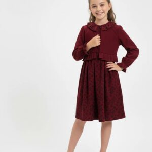 کت و سارافون یلدایی دخترانه تانیس رنگ زرشکی روی تن دختر بچه، مناسب ۲ تا ۹ سال