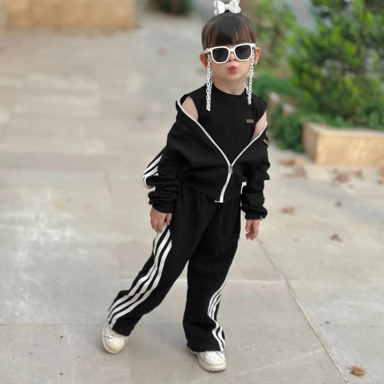 ست سهتکه دخترانه اسپرت مشکی – سوییشرت زیپدار، تاپ کشبافت و شلوار دورس