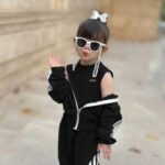 ست سه‌تکه دخترانه اسپرت مشکی – سوییشرت زیپ‌دار، تاپ کشبافت و شلوار دورس