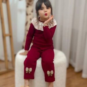 بلوز و شلوار دخترانه قرمز با یقه گل‌دار و پاپیون روی دم‌پای شلوار