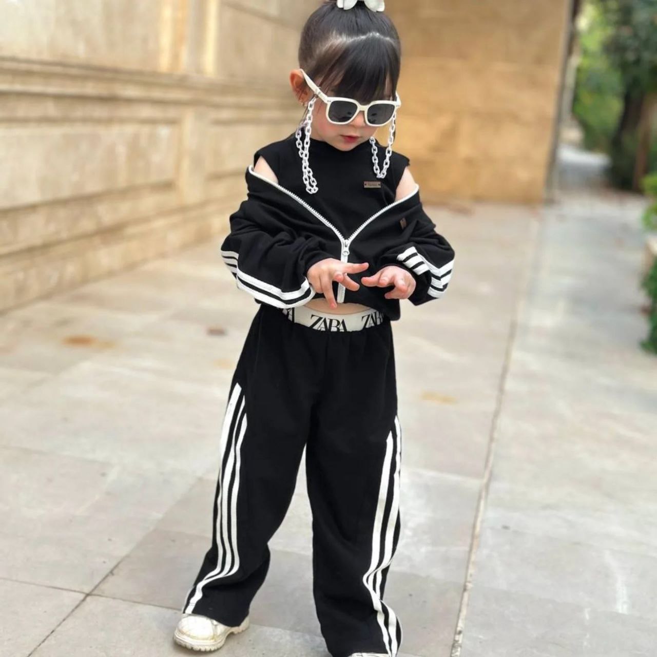 ست سهتکه دخترانه اسپرت مشکی – سوییشرت زیپدار، تاپ کشبافت و شلوار دورس