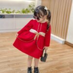 پیراهن یلدایی دخترانه سلین قرمز روی تن کودک با کمربند گیپوری و ربان