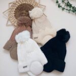 کلاه زمستانی پوم‌دار موهر پشمی رنگ سفید با گوش‌دار – مناسب بچه‌ها و بزرگسالان