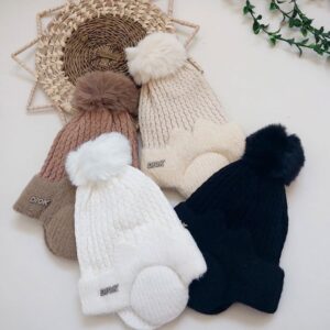 کلاه زمستانی پوم‌دار موهر پشمی رنگ سفید با گوش‌دار – مناسب بچه‌ها و بزرگسالان