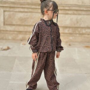 ست دخترانه مخمل کبریتی طرح پلنگی با عینک آفتابی – مدل ایستاده