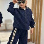 ست سویشرت شلوار دخترانه مخمل کبریتی طرح‌دار سرمه‌ای نمای پشت